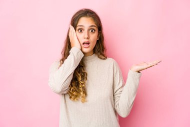 Kafkasyalı genç bir kadın, avuç içi fotokopi alanını elinde tutmaktan etkilenmiş..