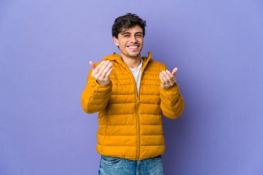 Genç havalı adam seni parmağıyla işaret ediyor. Sanki davet ediliyormuşsun gibi..