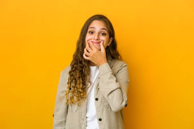 Kafkasyalı genç bir kadın iki seçenek arasında şüpheye düşüyor.