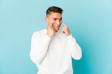 Beyaz tenli yakışıklı bir adam ağlayarak kendini soyutladı. Acı ve kafa karışıklığı gibi bir şeyden mutsuzdu..