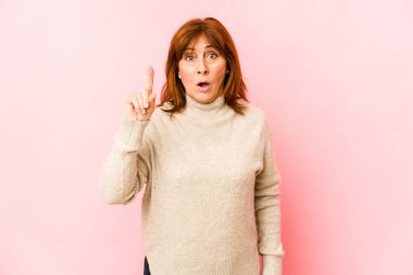 Üst düzey beyaz kadın, ağzı açık, üst tarafı göstererek izole edilmiş..