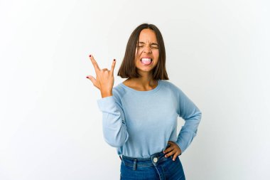 Genç melez kadın parmaklarıyla taş hareketi yapıyor.