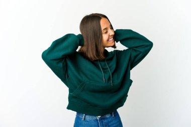 Genç melez kadın kendini güvende hissediyor, elleri başının arkasında..