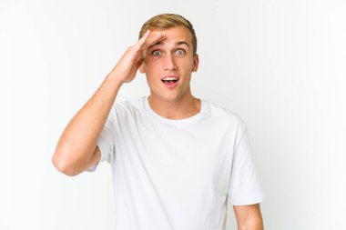 Beyaz tenli yakışıklı yüksek sesle bağırıyor, gözleri açık ve elleri gergin tutuyor..