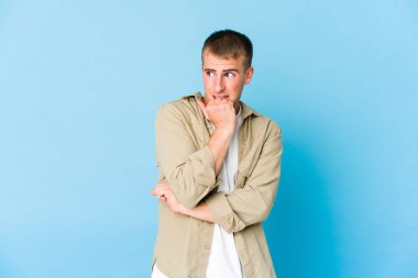 Tırnaklarını yiyen beyaz, yakışıklı genç bir adam. Gergin ve endişeli..