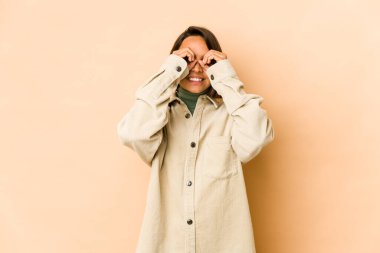 Genç İspanyol kadın izole edilmiş, gözlerinde iyi işaretler var.