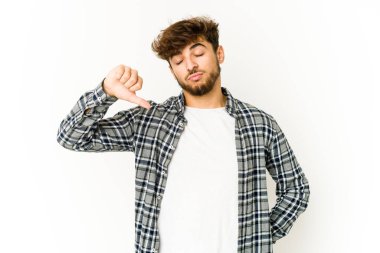 Beyaz arka plandaki genç Arap adam hoşlanmadığı bir hareket sergiliyor. Anlaşmazlık konsepti.