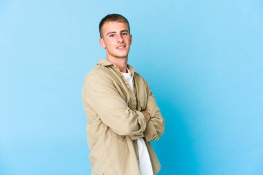 Genç beyaz yakışıklı adam mutlu, güler yüzlü ve neşeli..