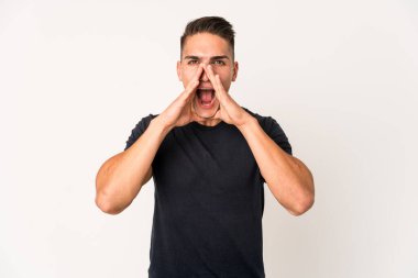 Genç, beyaz, yakışıklı bir adam tecrit edilmiş, bağırıyor..