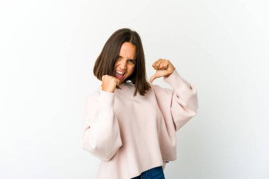 Genç melez kadın gururlu ve kendinden emin hissediyor, örnek olarak..