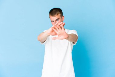 Beyaz tenli yakışıklı bir adam inkar hareketi yapıyor.