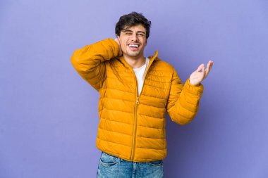 Genç havalı adam öfkeyle bağırıyor.