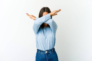 Genç melez kadın iki kolu çapraz tutuyor, inkar kavramı.