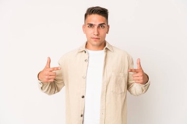 Beyaz tenli yakışıklı bir adam gömlek fotokopi odasını elle gösteriyor, gururlu ve kendinden emin.