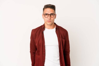 Kafkasyalı yakışıklı adam üzgün, ciddi yüzlü, mutsuz ve hoşnutsuz..