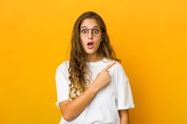 Yan tarafı gösteren beyaz bir kadın.