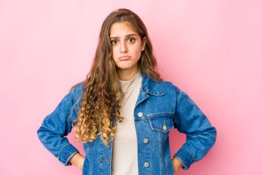 Genç beyaz kadın üzgün, ciddi yüzlü, mutsuz ve hoşnutsuz..