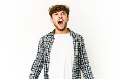 Beyaz arka planda genç bir Arap bağırıyor çok kızgın, öfkeli, hayal kırıklığına uğramış.