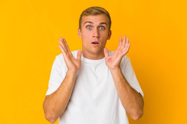 Genç beyaz yakışıklı adam şaşırdı ve şok oldu..