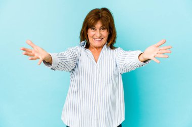 Üst düzey beyaz kadın kameraya sarıldığı için kendini güvende hissediyor..