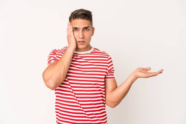 Beyaz tenli yakışıklı, avucunun içinde fotokopi yeri tutmaktan etkilenmiş..