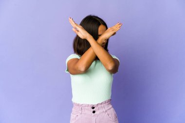 Genç melez kadın iki kolu çapraz tutuyor, inkar kavramı.