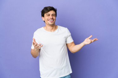 Genç, havalı adam çok gülüyor. Mutluluk kavramı.