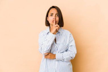 Genç İspanyol kadın bir sır saklıyor ya da sessizlik istiyor..