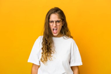 Kafkasyalı genç bir kadın çok kızgın, öfkeli, hayal kırıklığına uğramış.