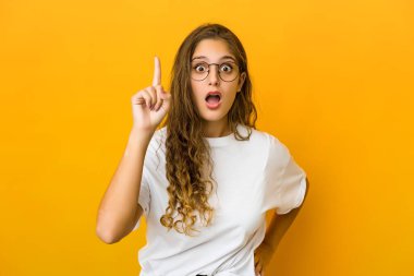 Kafkasyalı genç bir kadının bir fikri, ilham konsepti var.