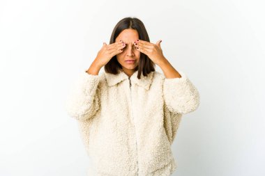 Genç melez kadının başı ağrıyor, yüzüne dokunuyor..