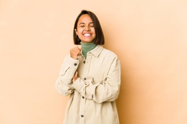 Genç İspanyol kadın zaferi, tutkuyu ve coşkuyu, mutlu ifadeyi kutluyor..