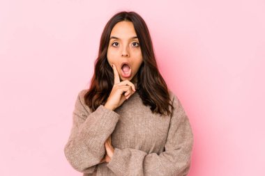 Genç, melez, İspanyol bir kadın. Harika bir fikri, yaratıcılığı var..