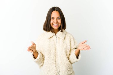 Genç melez kadın iki eliyle bir şey tutuyor, ürün sunumu..