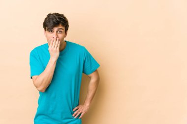 Genç havalı adam şok olmuş, elleri ağızda, yeni bir şey keşfetmek için sabırsızlanıyor..