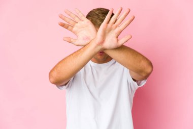 Kafkasyalı yakışıklı bir adam iki kolu çapraz tutuyor, inkar kavramı..