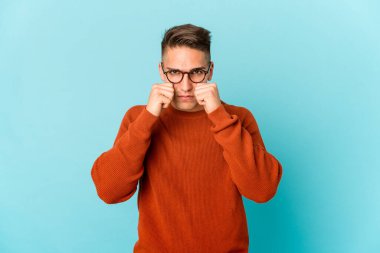 Beyaz tenli yakışıklı bir adam yalnız başına ağlayıp sızlanıyor..