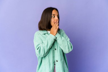 Genç melez kadın, bir fotokopi odasına el yordamıyla bakıyor..