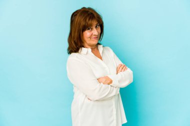 Kendinden emin, kararlılıkla kollarını kavuşturan kıdemli beyaz kadın..