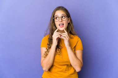 Kafkasyalı tatlı bir kadın bir plan yapıyor, bir fikir kuruyor..