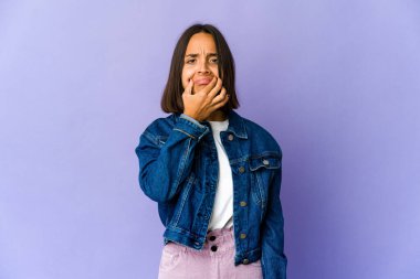 Genç melez kadın iki seçenek arasında şüpheye düşüyor.