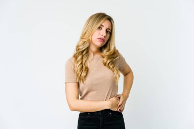 Beyaz, sarışın bir kadının karaciğeri ağrıyor, karnı ağrıyor..