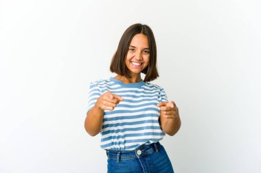 Genç melez kadın gülümsüyor..