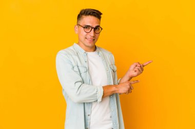 Yakışıklı, beyaz bir adam izole edilmiş, şok olmuş, işaret parmağıyla fotokopi çekilen bir yeri işaret ediyor..