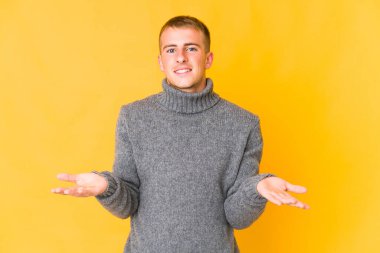 Beyaz tenli yakışıklı adam hoş bir yüz ifadesi sergiliyor..