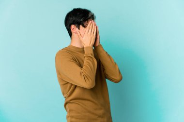 Renkli arka planda poz veren sıska, genç bir İspanyol. 