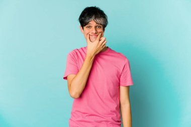 Renkli arka planda poz veren sıska, genç bir İspanyol. 