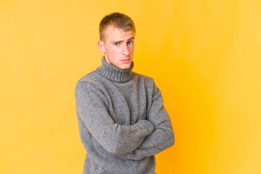 Beyaz tenli yakışıklı şüpheli, kararsız, seni sorguluyor..