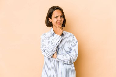 Genç İspanyol kadın düşüncelere daldı, bir strateji planladı, nasıl bir iş kuracağını düşündü..