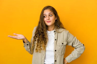 Kafkasyalı genç bir kadın sorgulama jesti için omuz silkiyor..